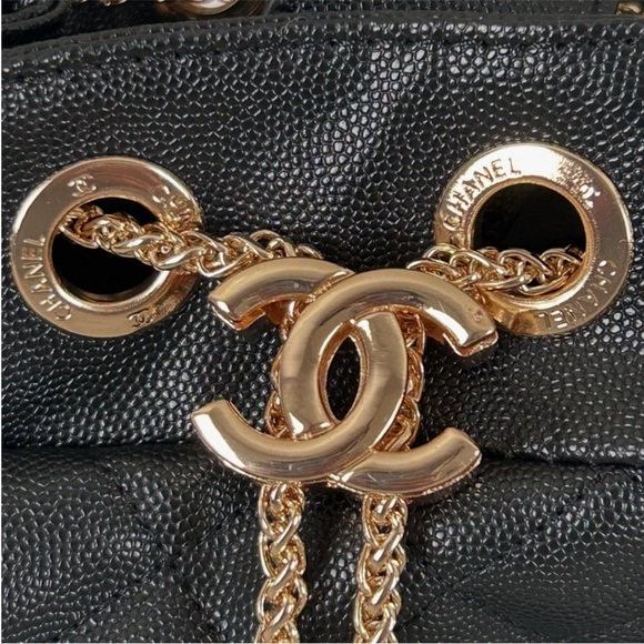 GWP Chanel Black Quilted Shoulder Bag with Gold Accents - Picture 7 of 10
